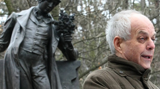 Herec Alfred Strejek recituje vere u sochy Karla Hynka Máchy - Odhalení sochy...