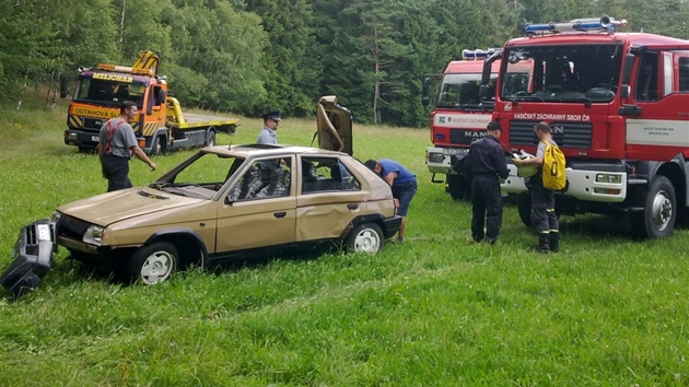 Hasii vyproují kodu Favorit z lomu Dupanda u elezného Brodu. (8. ervence