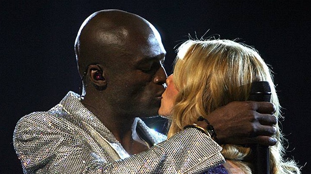 Seal líbá manželku Heidi Klumová poté, co si spolu zazpívali duet Wedding Day - módní přehlídka Victoria's Secret, Kodak Theatre, Los Angeles (15. listopadu 2007)