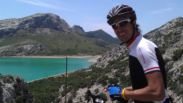Italský kolega Alessandro u jezera Gorg Blau v horách.