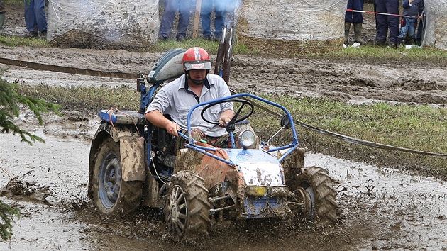 Doická traktoriáda - závody doma vyrobených i továrních traktor