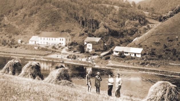 Rodinná fotografie z výletu ve 30. letech 20. století. V pozadí je nejvtí