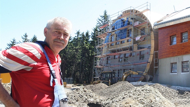 Stavba hotelu s restaurací ve tvaru ob�ího sudu v Je�manicích