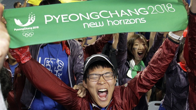 EXTÁZE. Korejci slaví úspch kandidatury Pchjongchangu na poádání ZOH 2018. 