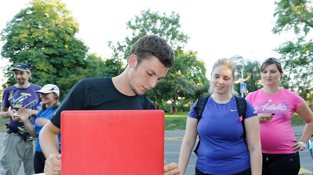 Trenér vysv�tluje �tená�kám, jak zprovoznit Sportband, který jim te� bude m��it