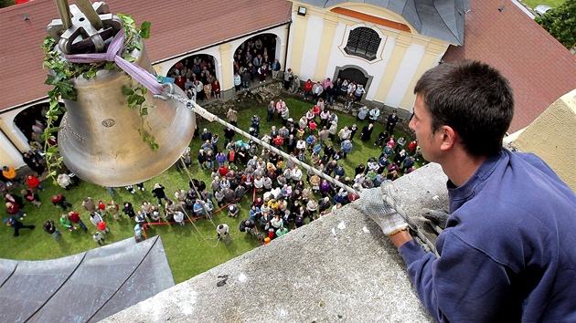 Do ve kostela vytáhli zvony pracovníci zvonaství Perner, sledovaly je stovky