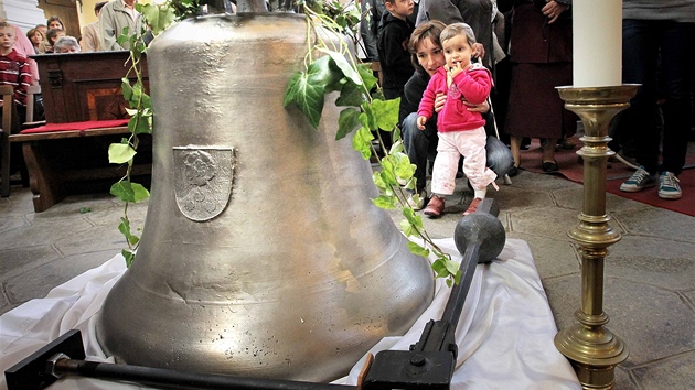 Slavnostnímu svcení zvon pihlíely v Sepekov stovky návtvník, vichni se