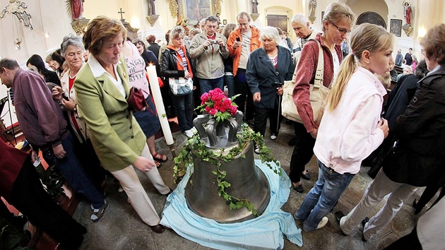 Slavnostnímu svcení zvon pihlíely v Sepekov stovky návtvník, vichni se