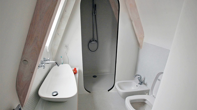 Sprcha v samostatné místnosti  i tak lze vyeit koupelnový prostor v podkroví.
