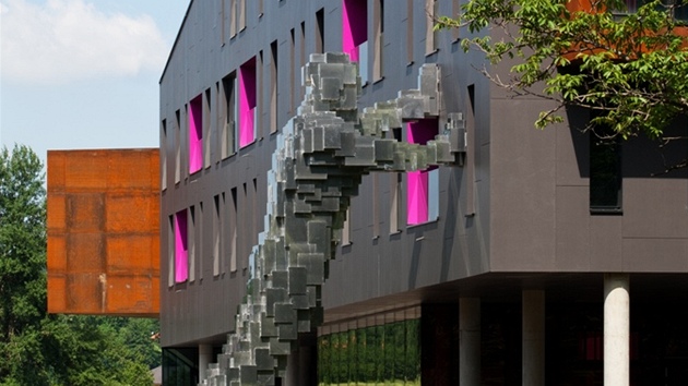 Krychloid Davida Černého představuje atraktivní ozdobu stavby.