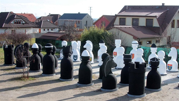 Obří šachové figury zůstanou pohromadě jenom do 13.listopadu.