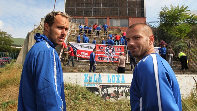 Symbolického protestu proti vedení města Brna se  na stadionu za Lužánkami zúčastnili i hráči Zbrojovky Brno, třeba brankář Tomáš Bureš nebo útočník Tomáš Došek (vpravo).