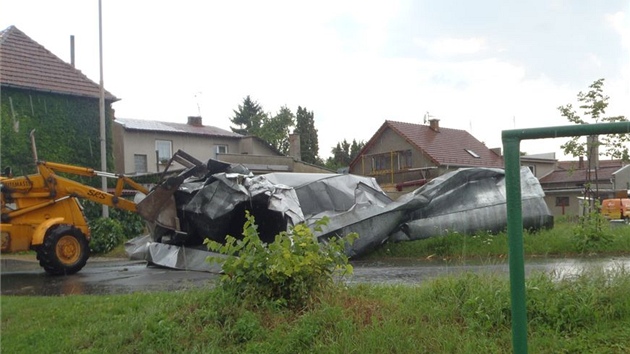 Strená stecha domu, která ve Vrchoslavicích na Prostjovsku spadla na silnici