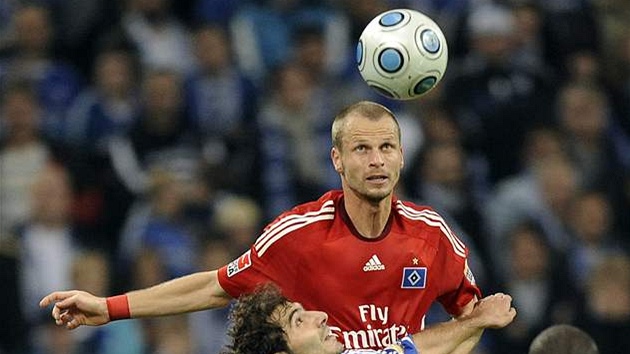 Schalke 04  - Hamburk: hostující David Rozehnal vít�zí v hlavi�kovém souboji