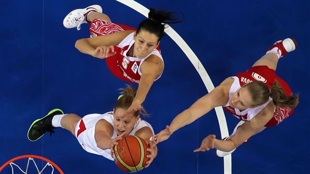 eská basketbalistka Alena Hanuová (v bílém) doskakuje v souboji s Ruskem.