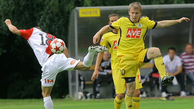 Petr Benát (vpravo) z �eských Bud�jovic v souboji se slávistou Václavem Pro�kem.