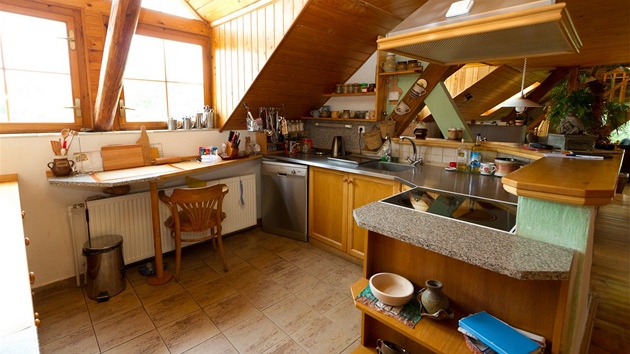 V praktické kuchyni je spousta odkladných ploch. Jedna ást desky je nahrazená