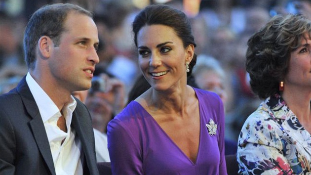 Princ William a jeho choť Catherine ve fialové róbě s odvážnějším výstřihem.