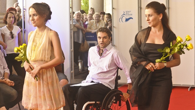 Karlovarský festival obdivoval modelky na vozíku, sekundovaly jim hereky