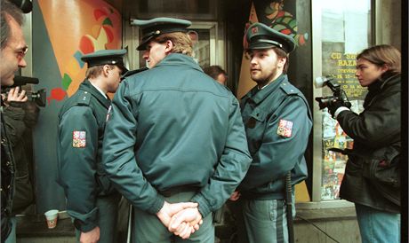 Policisté ped zaveným klubem Bunkr v roce 1997.