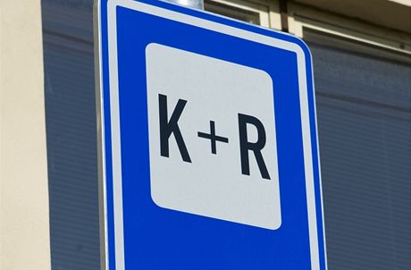V Plzni je nové aprkovit se znakou K+R. idii zde mohou jen na chvilku