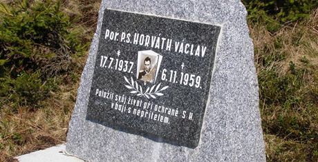 Pomník pohraniníkovi Václavu Horváthovi, který se po dvaceti letech opt