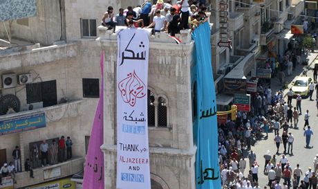 Syrtí demonstranti v Hamá vyvsili plakát s podkováním televizním stanicím