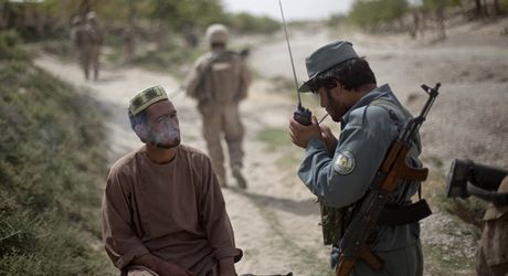 Afghánský policista na hlídce.