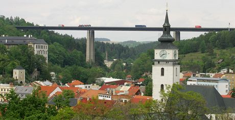 Nejdelí a nejvyí most na Vysoin vede po dálnici D1 u Velkého Meziící.