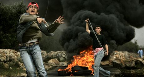 Palestinský chlapec na archivním snímku háe kamení po izralském policistovi