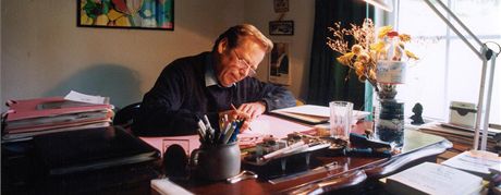 Prezident Václav Havel sedí v pracovn v chalup na Hrádeku. (1. íjna 2000)