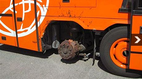 eský dálkový autobus jel na rakouské dálnici A23 bez jednoho ze zadních kol.