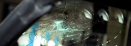Ivan Balog chce podat na obvodní oddlení policie trestní oznámení kvli rozbitému elnímu sklu svého auta. (Ilustraní foto)