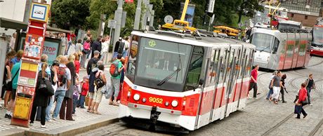 Tramvaj bylo nutné vyvtrat, teprve poté mohla opt vozit cestující. Ilustraní snímek.