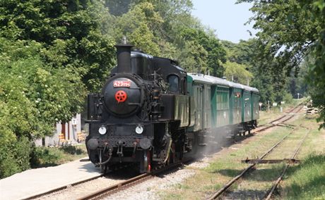 Parní lokomitva bude v sobotu i nedli kiovat hradecký kraj (ilustraní snímek).