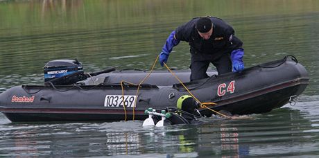 Potápi pátrají po utonulém v nádri ve Vraném na Novojiínsku.