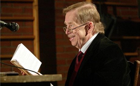 Václav Havel by ml u konen sestoupit z obláku, na nm pluje.