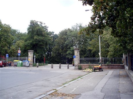 Severn konec Oveneck ulice. Tady, ped vjezdem do Krlovsk obory, byla v