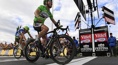V CÍLI. Britský cyklista Mark Cavendish práv vítzí v patnácté etap Tour de
