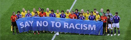 Fotbal se zabývá bojem proti rasismu a diskriminaci u delí dobu. 