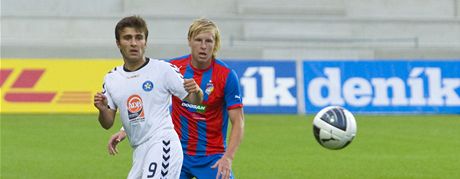 Frantiek Rajtoral z Plzn (vpravo) a Edgar Malakjan z Pjuniku Jeravan sledují