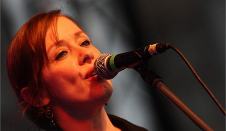 Suzanne Vega pi svm koncertu v Olomouci, na kter se na Horn nmst pily