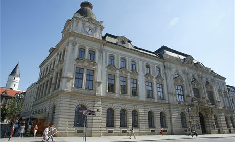 Ped vchodem do 113 let starého Mstského domu je nyní autobusová zastávka, msto ji chce ale zruit, nebo otesy z dopravy podle nich kodí statice historické budovy.