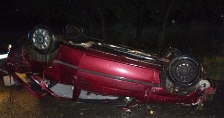 Ford Escort skonil na stee pi dopravní nehod mezi obcí Václaví a Rovenskem