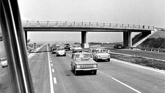 Dálnice D1 u Prahy v den otevení 12. ervence 1971.