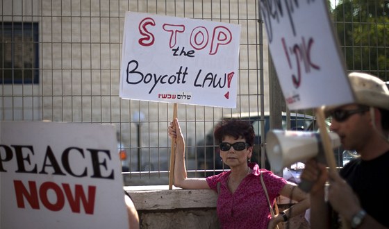 Izraelská levice protestuje proti novému zákonu o bojkotu. (9. ervence 2011)