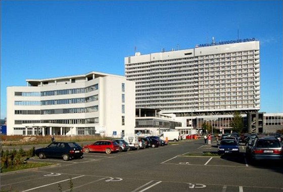 Fakultní nemocnice Brno (na snímku) se do zejm slouí s Fakultní nemocnicí u sv. Anny.