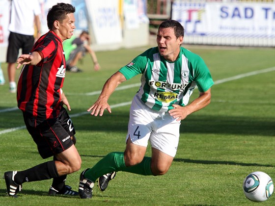 Po faulu trnavského Mária Bicáka padá Jozef Jindiek z Bohemians.