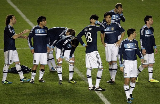 ROZPAKY A ZKLAMÁNÍ. Argentintí fotbalisté na mistrovství Jiní Ameriky koní.