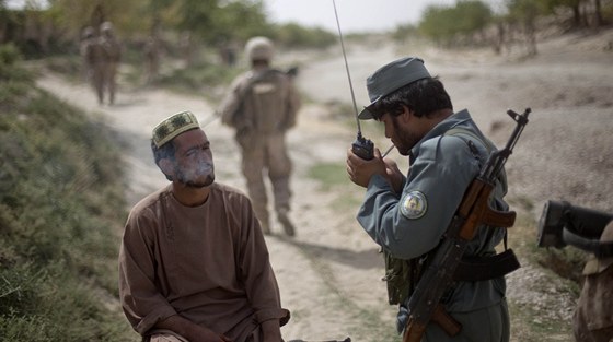 Afghánský policista na hlídce.